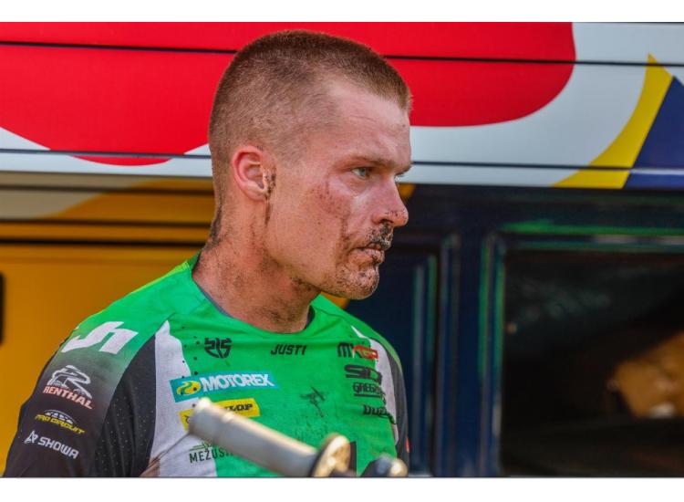 Une journée frustrante dans le sable pour Romain Febvre